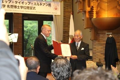 【武庫川女子大学】トルコ共和国のエルドアン大統領が甲子園会館を訪れ、本学から名誉博士学位を受けました。
