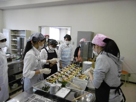 【甲子園短期大学】介護福祉フィールド 毎年恒例「おせち料理を楽しむ会」開催