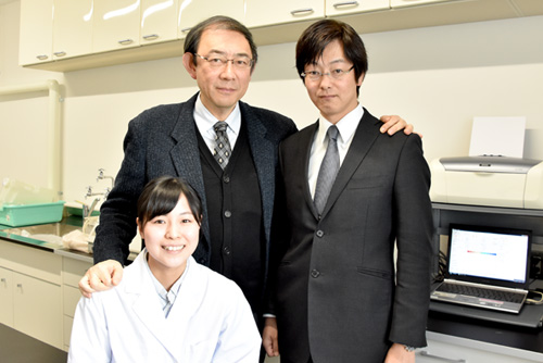 兵庫医科大学5年次 江川可純さん（前列） 若林主任教授（後列左）、丸茂准教授（後列右）