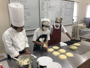 製菓研究室でお菓子作りをする中学生たち