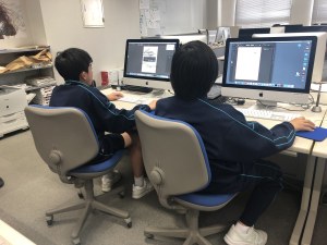パソコンに向かい作業する中学生たち