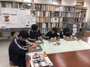 史学研究所で作業する中学生たち