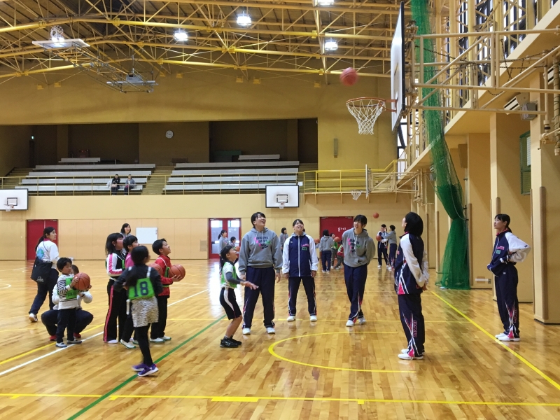 バスケットボールを体験する子供達と学生達