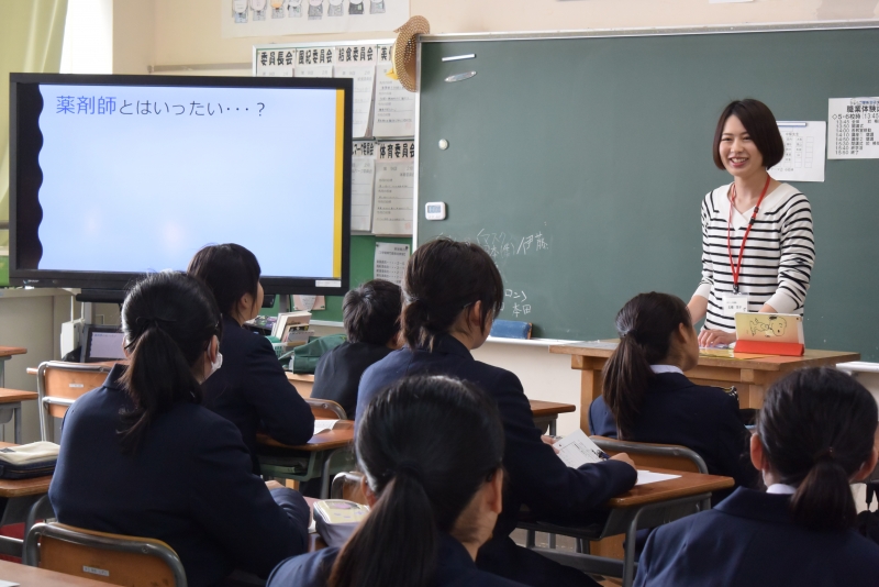 【武庫川女子大学】「ひょうご理系女子未来塾」が西宮市立上甲子園中学校で、トライやる・ウィークに向けた職業体験講演を開催。