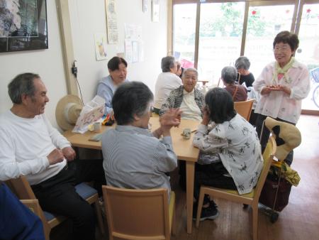 ふくふくサロンの様子、高齢者複数名が室内で談笑している