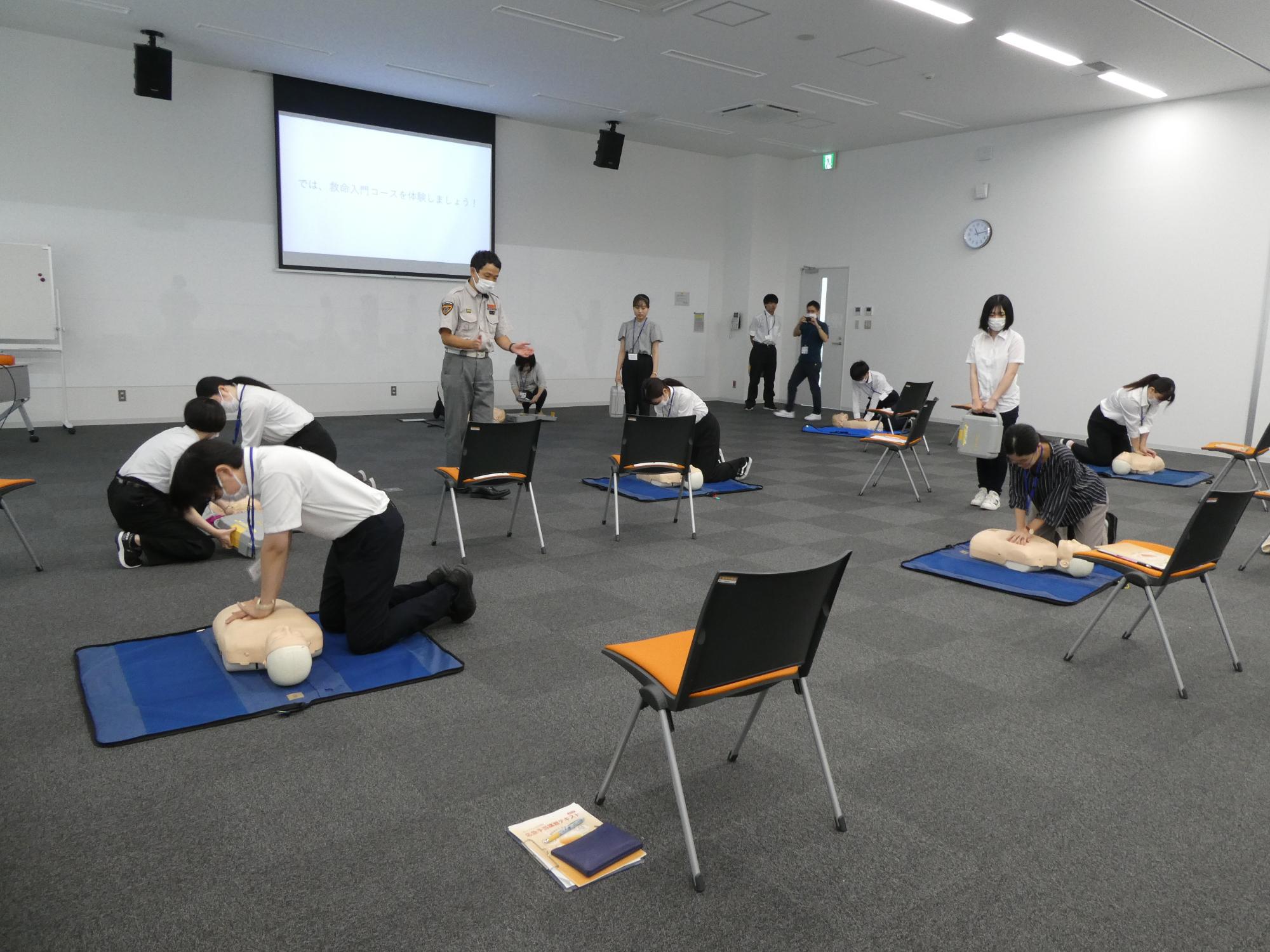 胸骨圧迫の練習をする学生