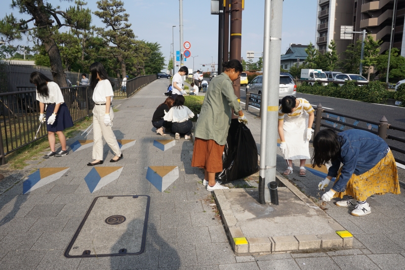 【武庫川女子大学】建築学科学生らが国道2号歩道などの清掃ボランティア活動を行いました。