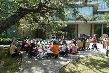 【武庫川女子大学】西宮市立鳴尾北保育所の災害時避難訓練が武庫川女子大学上甲子園キャンパスで行われました。