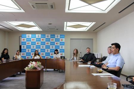 【武庫川女子大学】トルコ・バフチェシヒル大学の留学生10人が、西宮市役所を訪問し市長らと懇談しました