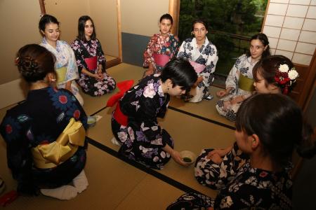 【武庫川女子大学】本学建築学科学生がトルコからの短期留学生を歓迎する茶会を開催しました。