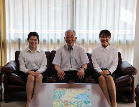【武庫川女子大学】中国と台湾の大学に留学する学生2人が、学長に出発のあいさつをしました。