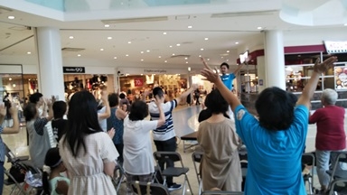 【武庫川女子大学】ららぽーと甲子園で、学生考案の「笑いヨガ体験会」を開催しました。