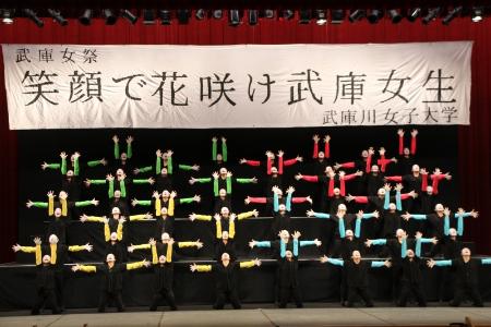 【武庫川女子大学】武庫女祭の最終日、恒例の「応援合戦」と「コスチューム」が行われました。