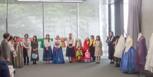 【武庫川女子大学】本学の協定大学である韓国の韓南大学による伝統服飾展「韓服」のオープニングセレモニーが行われました。