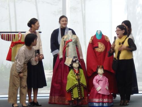 伝統服飾展「韓服（ハンボク）」により学生たちと交流