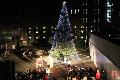 【武庫川女子大学】クリスマスツリー点灯式が、中央キャンパスで行われました。