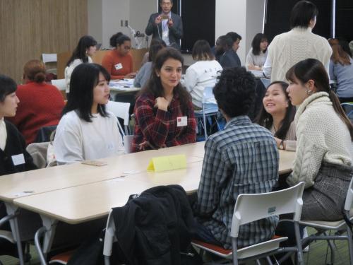 【武庫川女子大学】日本語日本文学科の学生が22か国･22人の外交官･公務員と日本語による多文化交流活動を行いました。