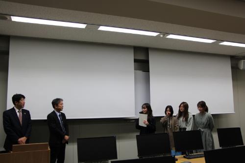 【武庫川女子大学】情報メディア学科の「広告メディア演習」で、みなと銀行の30秒CMの最終発表会を行いました。