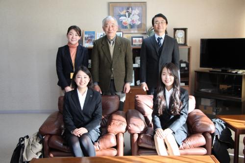 【武庫川女子大学】韓国の大学に留学する学生2人が、学長に出発のあいさつをしました。