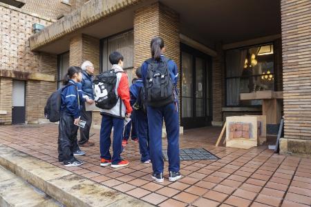 【武庫川女子大学】西宮市立甲武中学校1年生が「西宮市内探索」で甲子園会館を訪れました。