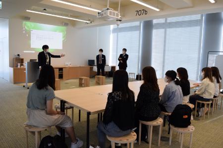 【武庫川女子大学】経営学部で阪神電気鉄道のQR乗車券実証実験に、学生が参加する実践学習が始まりました。