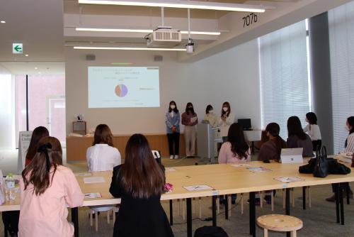 【武庫川女子大学】経営学部の学生が「韓国化粧品のトレンドを探るフィールドワーク」の発表会を行いました