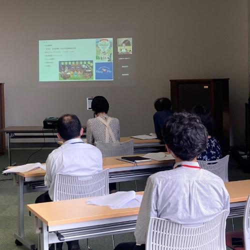 【武庫川女子大学】宝塚市立中央図書館の敷地内広場の活用に経営学科の学生が取り組み、中間発表を行いました。
