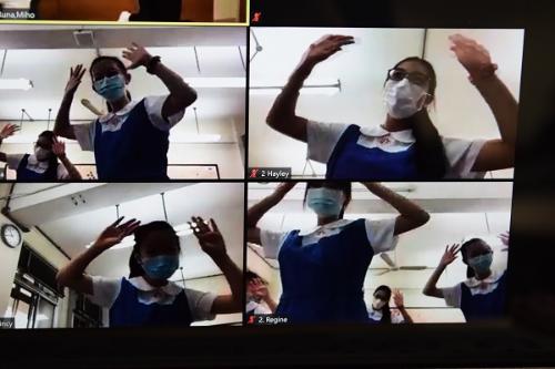 日本舞踊に挑戦する香港の小学生