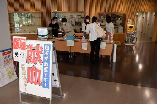 【武庫川女子大学】学友会が24日、中央キャンパスで学内献血活動を行い、多くの学生や教職員が協力しました。