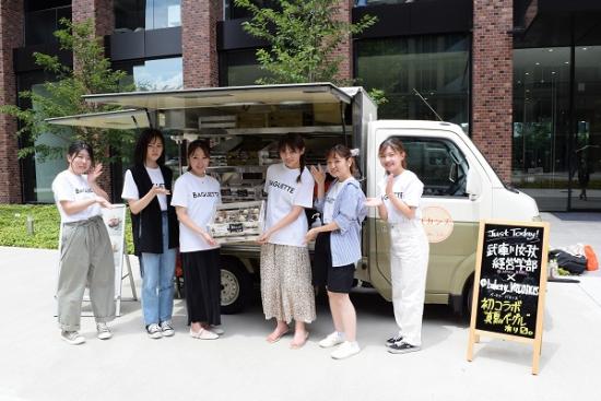 【武庫川女子大学】 一口サイズで3種の味が楽しめる可愛いベーグルを経営学部の学生が開発、キッチンカーで販売しました。