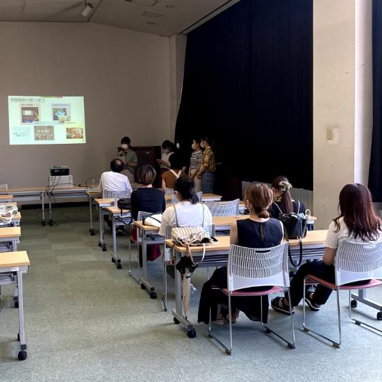 【武庫川女子大学】宝塚市立図書館の敷地内広場の活用に取り組んできた経営学科の学生が、図書館で最終発表会を行いました