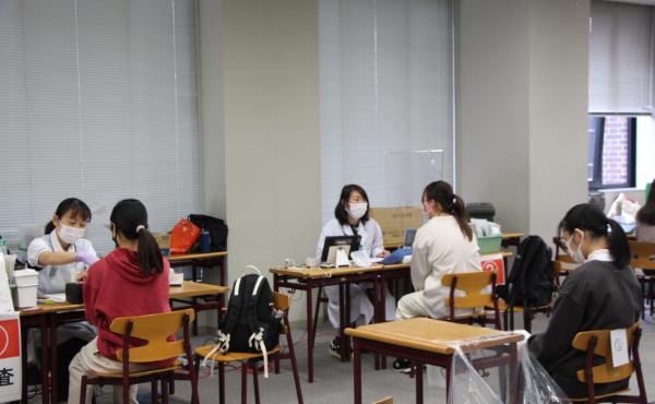 【武庫川女子大学】学友会が中央キャンパスで学内献血活動を行い、多くの学生や教職員が協力しました。