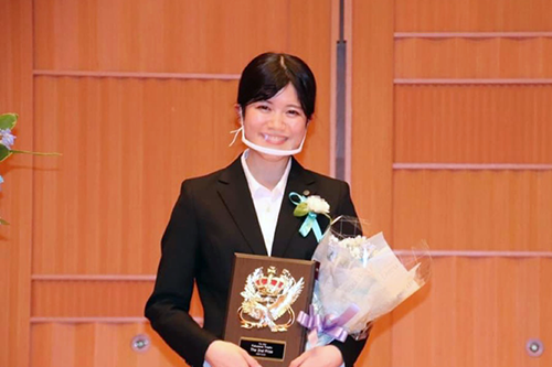 【武庫川女子大学】英語文化学科の香川友里絵さんが「福澤杯」および「エリザベス・ラッセル杯」英語弁論大会で準優勝しました。