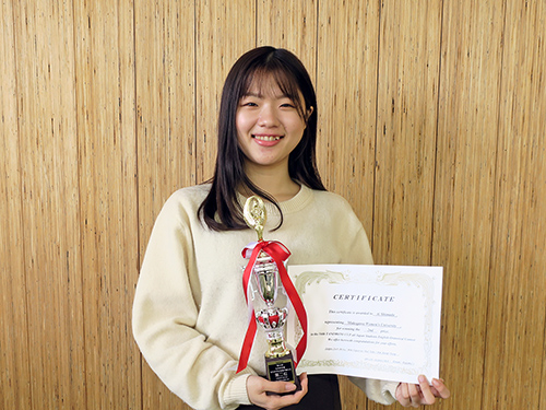 【武庫川女子大学】英語文化学科の嶋田愛さんが「谷本杯」全日本学生英語弁論大会で準優勝しました。