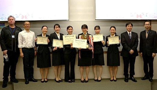 【武庫川女子大学】「英語オラトリカルコンテスト」大学・短大の部で英語文化学科3年、香川友里絵さんが優勝しました。