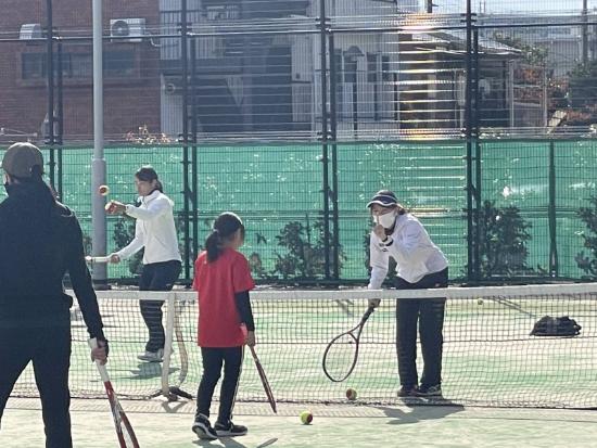 【武庫川女子大学】硬式庭球部がデフJrテニス教室in兵庫の開催協力及びデフテニスのキッズと交流会を実施しました。