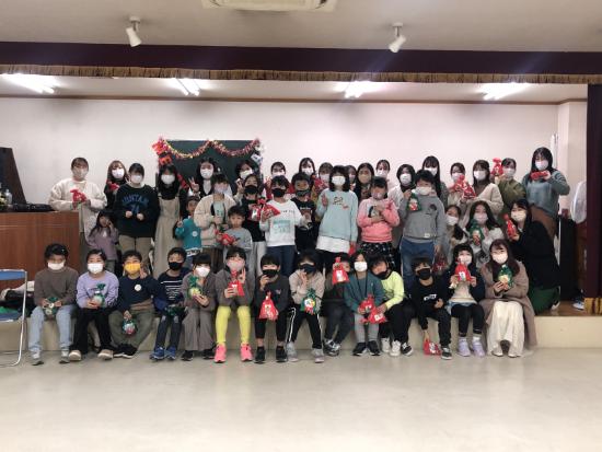 【武庫川女子大学】尼崎市の子ども食堂のクリスマス会に本学の学生が参加し、ゲームなどで盛り上げました。