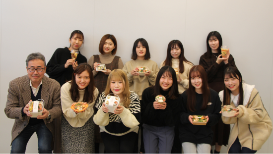 【武庫川女子大学】経営学部の学生が提案したテイクアウトメニュー10種類の商品の試食会が行われました。