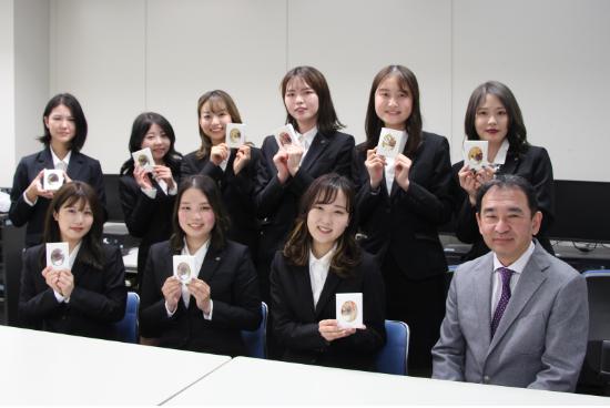【武庫川女子大学】情報メディア学科の学生が産学連携で取り組んだ和ろうそくが卒業記念品として卒業生に贈られました