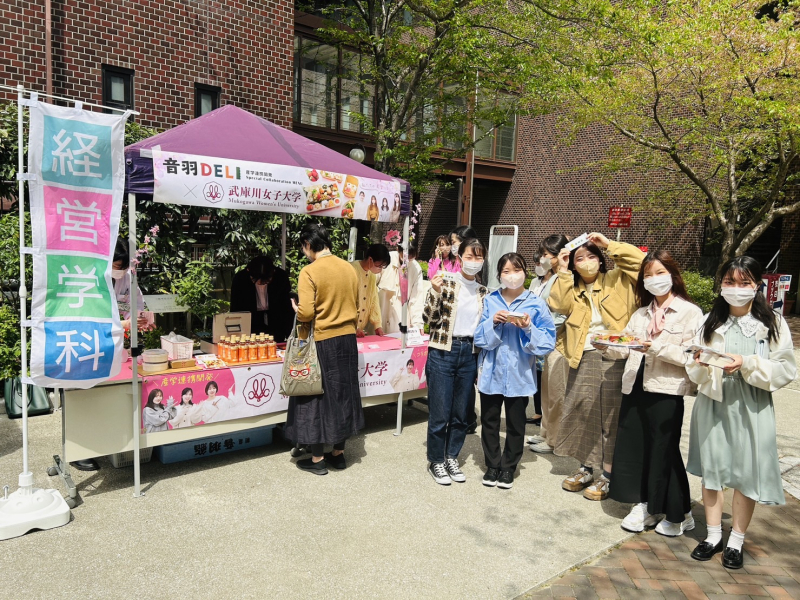 【武庫川女子大学】経営学部の学生が音羽デリと開発した弁当が商品化。学内で販売も行いました。