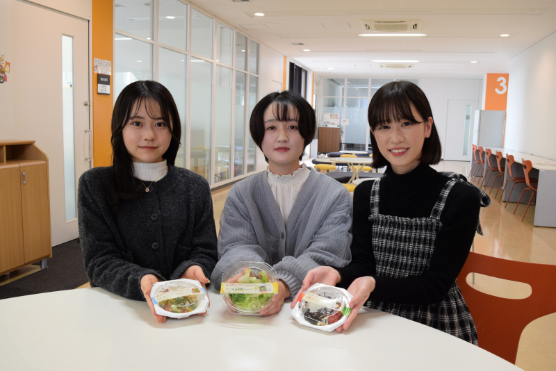 【武庫川女子大学】食物栄養学科の学生が考案した和サラダ3品が商品化され、発売中です。
