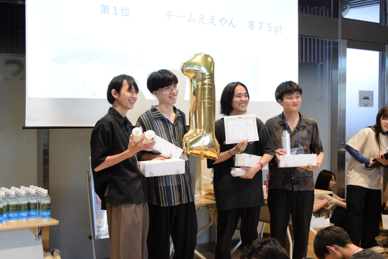 優勝チームは875ポイントを集めた男子学生4人組