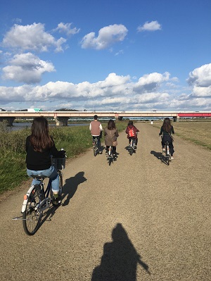 自転車で加古川河川敷を走る大学生
