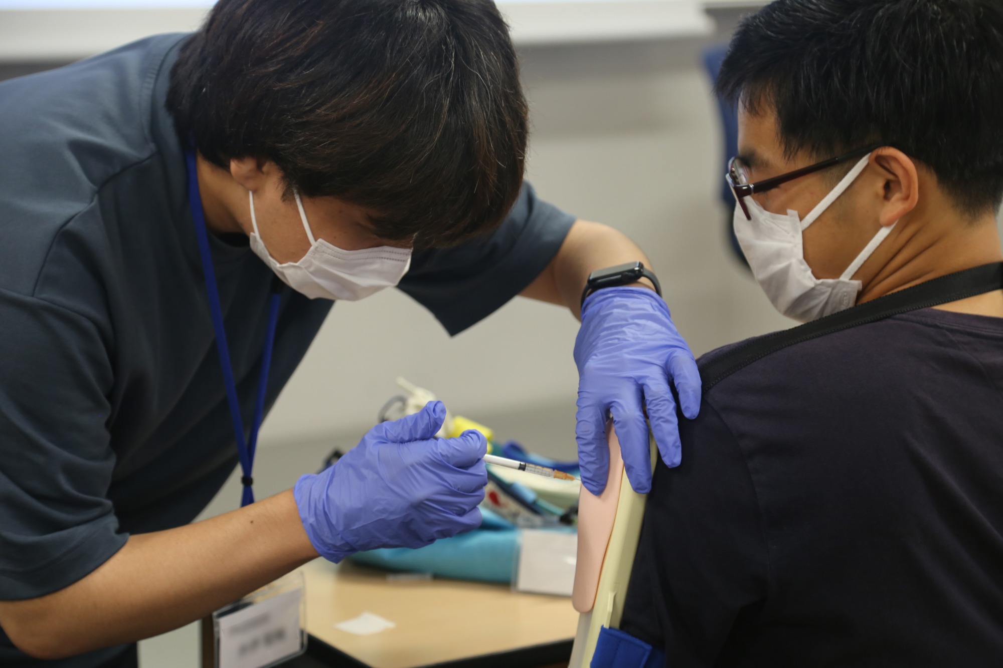 【兵庫医科大学】薬学部で予防接種（筋肉内注射）を体験する実習を実施