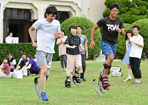 【関西学院大学】学生たちがスポーツ用義足を体験 NPO法人STANDの協力で実施
