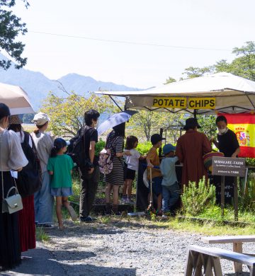 マルシェでポテトチップスのブースに並ぶ人たち