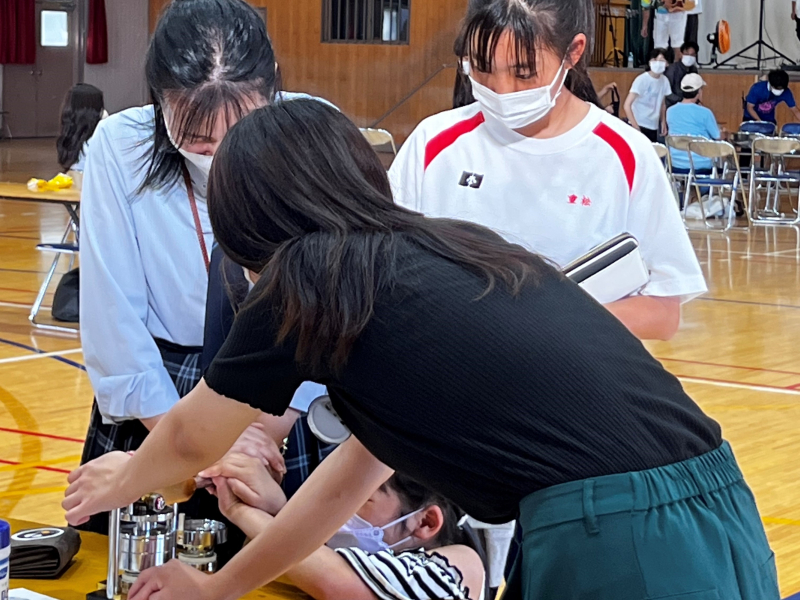尼崎市民祭りに参加した武庫川女子大学の学生