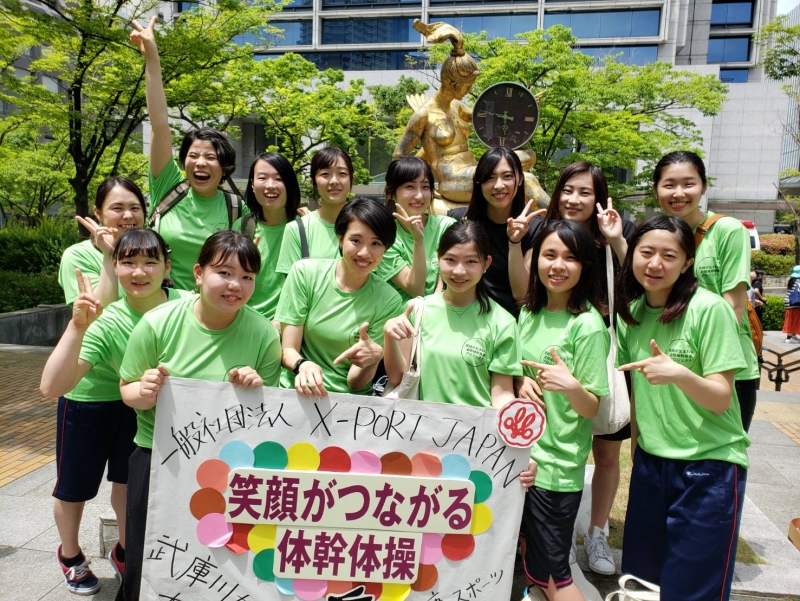 【武庫川女子大学】「笑顔が生まれる姿勢体幹体操プロジェクト」。神戸まつりに健康・スポーツ科学科の学生が参加。