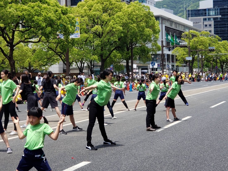 神戸まつりで姿勢体幹体操を披露する学生