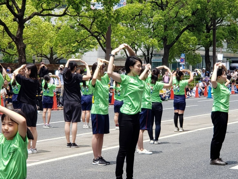 神戸まつりで姿勢体幹体操を披露する学生たち